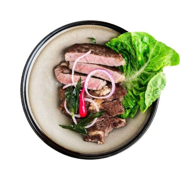 रंगीन प्लेट में सब्ज़ियाँ, अनाज और सादा संयोजन — हल्का संतुलित भोजन